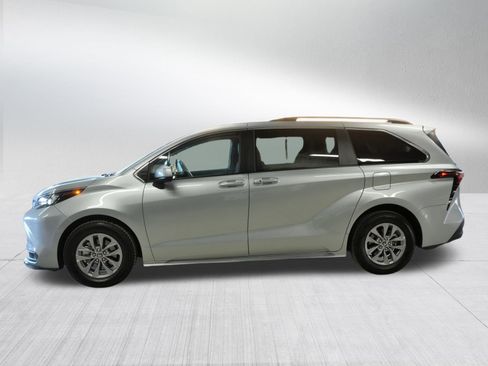 Used 2024 Toyota Sienna LE image 4