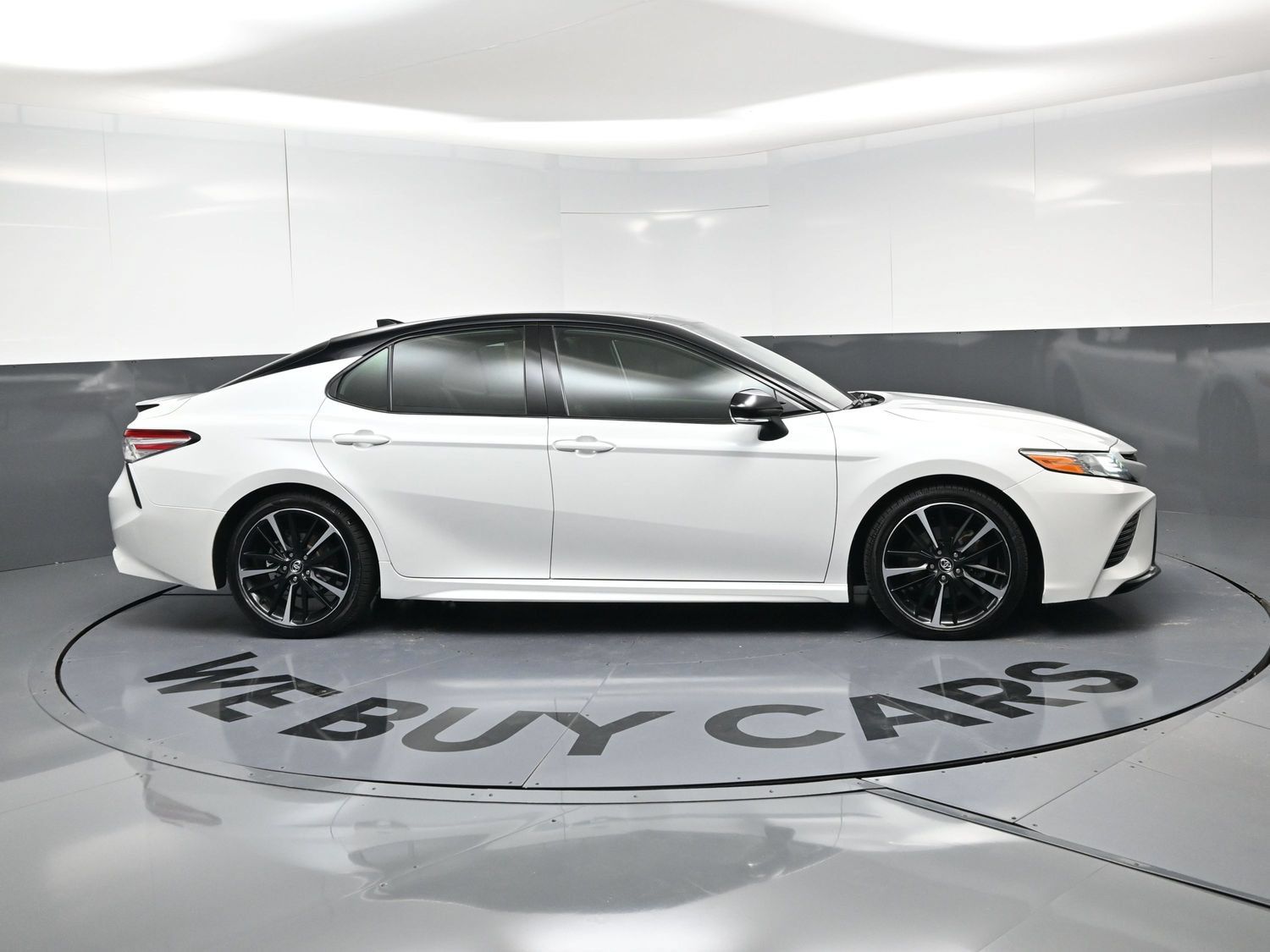 Used 2020 Toyota Camry XSE FWD image 10