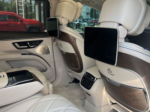 Used 2024 Mercedes-Benz Maybach EQS 680 4MATIC image 11