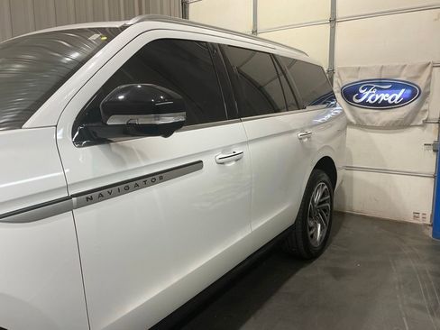 Used 2025 Lincoln Navigator Reserve AWD/4WD image 4