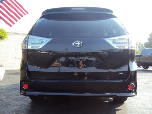 Used 2016 Toyota Sienna SE Premium FWD image 6