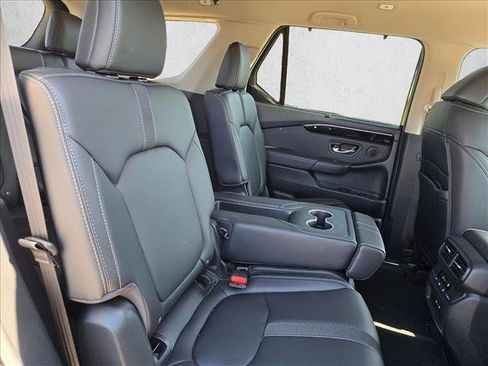 Used 2025 Honda Pilot EX-L image 17