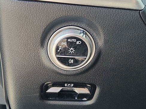 Used 2025 Mercedes-Benz C 300 4MATIC Sedan image 25