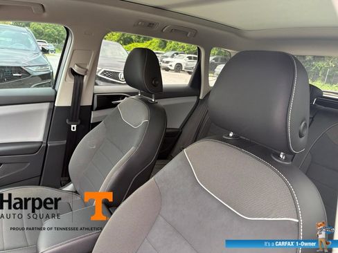 Used 2023 Volkswagen Taos SE w/ Panoramic Sunroof Package FWD image 12