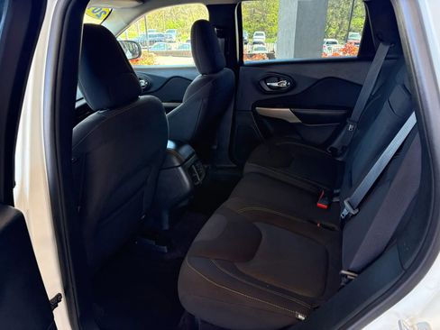 Used 2017 Jeep Cherokee Latitude w/ Safety/Convenience Group FWD image 20