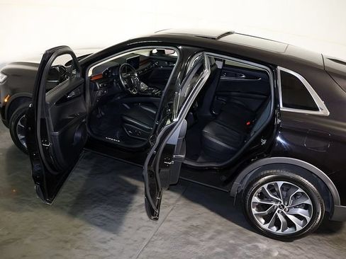 Used 2023 Lincoln Nautilus Reserve w/ Luxury Package AWD/4WD image 5