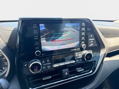 Used 2021 Toyota Highlander XLE AWD/4WD image 23