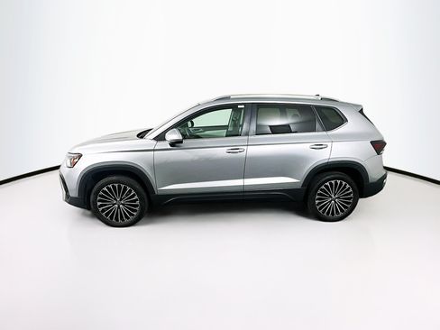 Used 2025 Volkswagen Taos SE FWD image 4