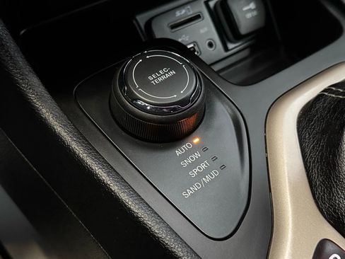 Used 2016 Jeep Cherokee Latitude w/ Cold Weather Group image 21