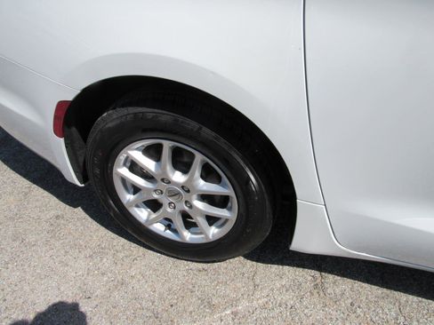 Used 2023 Chrysler Pacifica Touring-L FWD image 4