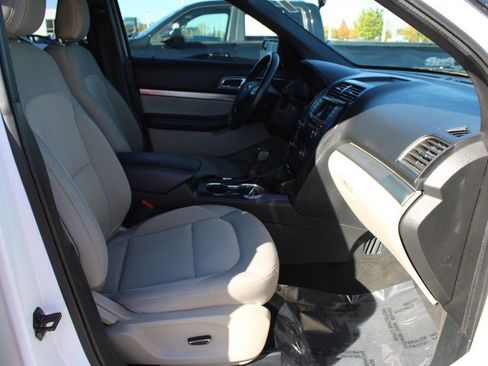 Used 2018 Ford Explorer XLT image 19