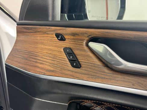 Used 2025 Jeep Grand Cherokee Summit image 40