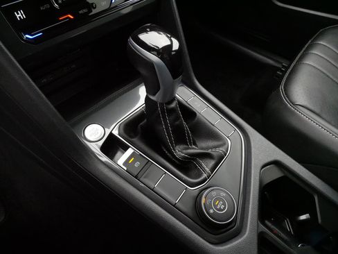 Used 2024 Volkswagen Tiguan SE w/ Panoramic Sunroof Package image 24