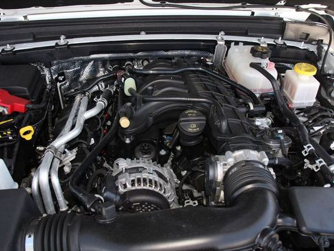 Used 2025 Jeep Gladiator Mojave AWD/4WD image 28