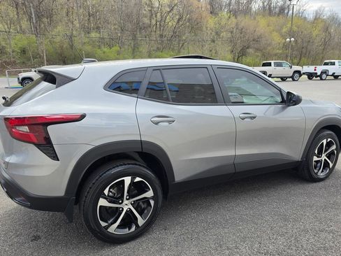 Used 2024 Chevrolet Trax RS w/ Sunroof Package image 9