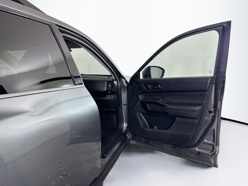 Used 2025 Nissan Pathfinder SV FWD image 33