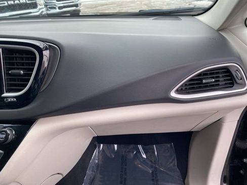 Used 2024 Chrysler Pacifica Touring-L FWD image 34