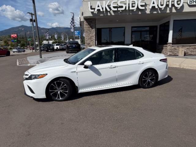 Used 2020 Toyota Camry SE w/ Sunroof Package FWD image 4