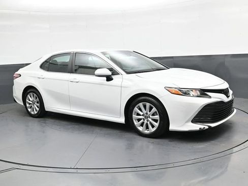 Used 2018 Toyota Camry LE FWD image 2