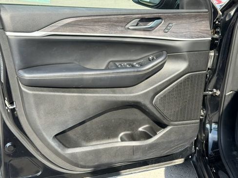 Used 2023 Jeep Grand Cherokee Limited w/ Luxury Tech Group II AWD/4WD image 16