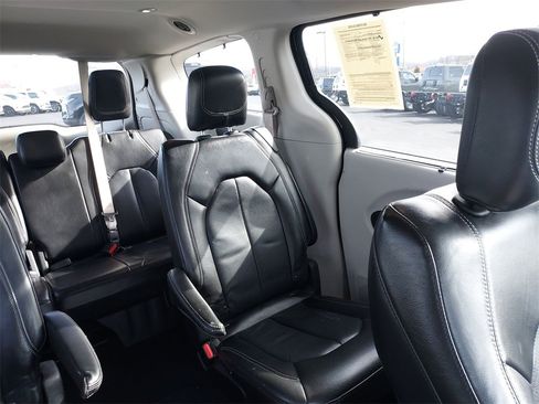 Used 2022 Chrysler Pacifica Touring-L image 14