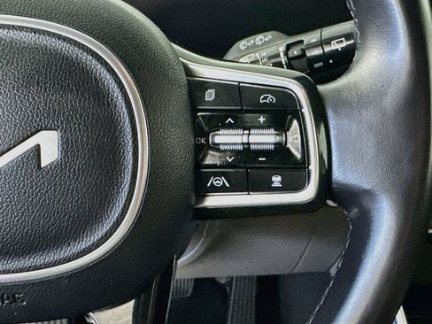 Used 2025 Kia Carnival FWD image 25