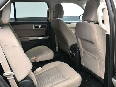 Used 2021 Ford Explorer XLT AWD/4WD image 9