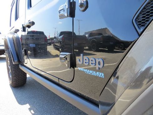 Used 2022 Jeep Wrangler Unlimited Rubicon 4xe AWD/4WD image 11