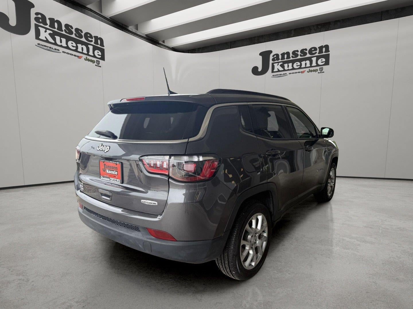 Used 2024 Jeep Compass Latitude AWD/4WD image 4