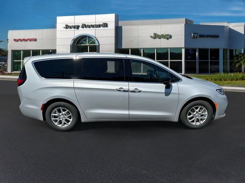 New 2026 Chrysler Pacifica Select image 8