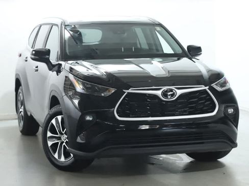 Used 2026 Toyota Highlander XLE AWD/4WD image 2