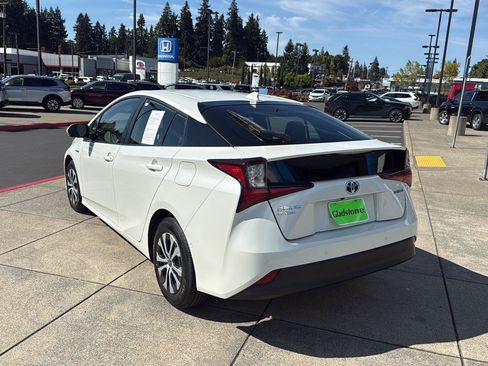 Used 2019 Toyota Prius LE AWD/4WD image 2