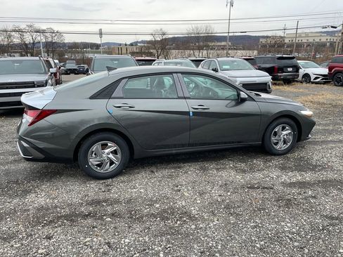New 2026 Hyundai Elantra SE image 3