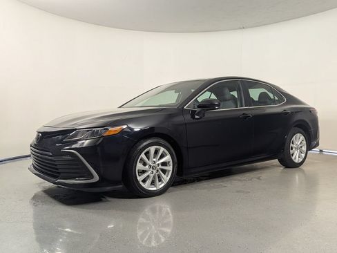 Used 2021 Toyota Camry LE FWD image 3