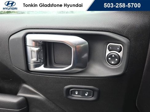 Used 2025 Jeep Wrangler Rubicon image 9