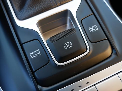 Certified 2024 Kia Carnival LX image 31