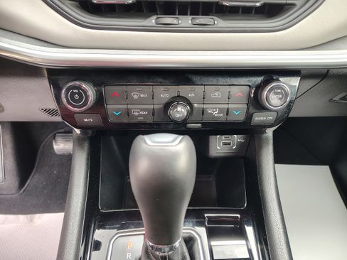 Certified 2024 Jeep Compass Limited image 31