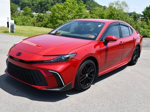 Used 2025 Toyota Camry SE image 3