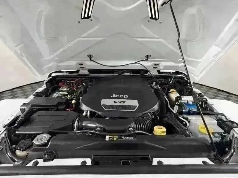 Used 2018 Jeep Wrangler Unlimited Rubicon w/ Connectivity Group AWD/4WD image 38