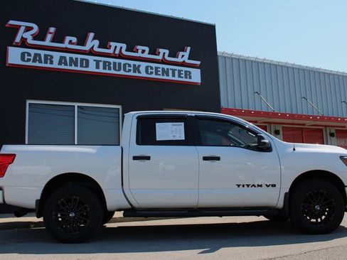 Used 2019 Nissan Titan SL w/ Midnight Edition AWD/4WD image 8
