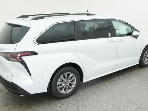 New 2026 Toyota Sienna XLE image 11