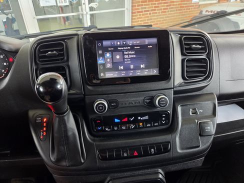 Used 2024 RAM ProMaster 2500 w/ Convenience Group FWD image 11