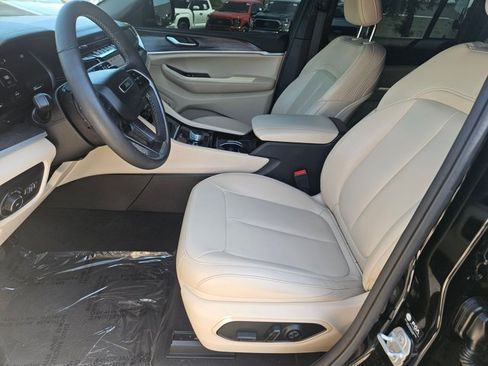 Used 2023 Jeep Grand Cherokee Limited w/ Black Appearance Package AWD/4WD image 18