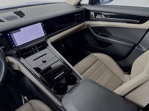 Used 2025 Porsche Panamera image 25