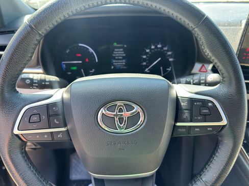 Used 2022 Toyota Sienna XLE FWD image 23