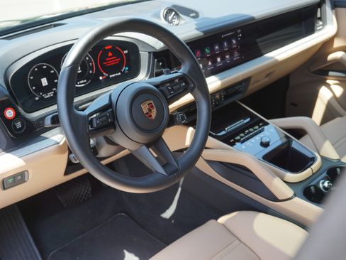 Certified 2026 Porsche Cayenne Coupe AWD/4WD image 4