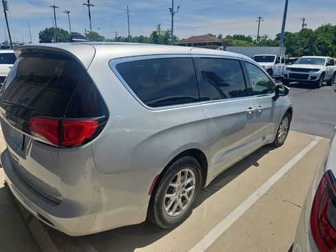 Used 2022 Chrysler Voyager LX FWD image 5
