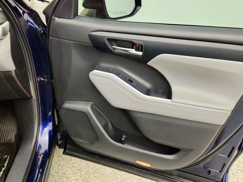 Used 2020 Toyota Highlander XLE FWD image 26