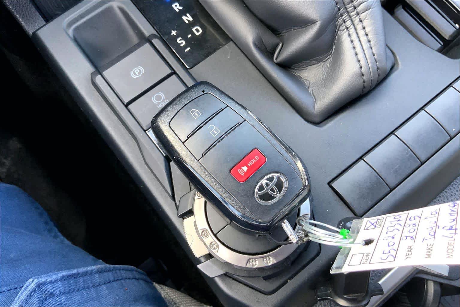 Used 2025 Toyota 4Runner SR5 AWD/4WD image 15