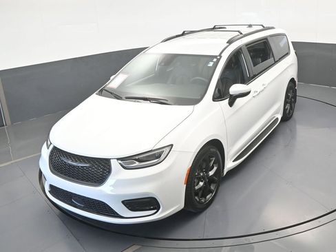 Used 2023 Chrysler Pacifica Touring-L w/ S Appearance Package image 49